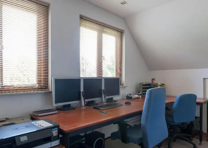 Alloggio in famiglia First Floor With Bedroom Bathroom Kitchen Office In Near Tue And Centre